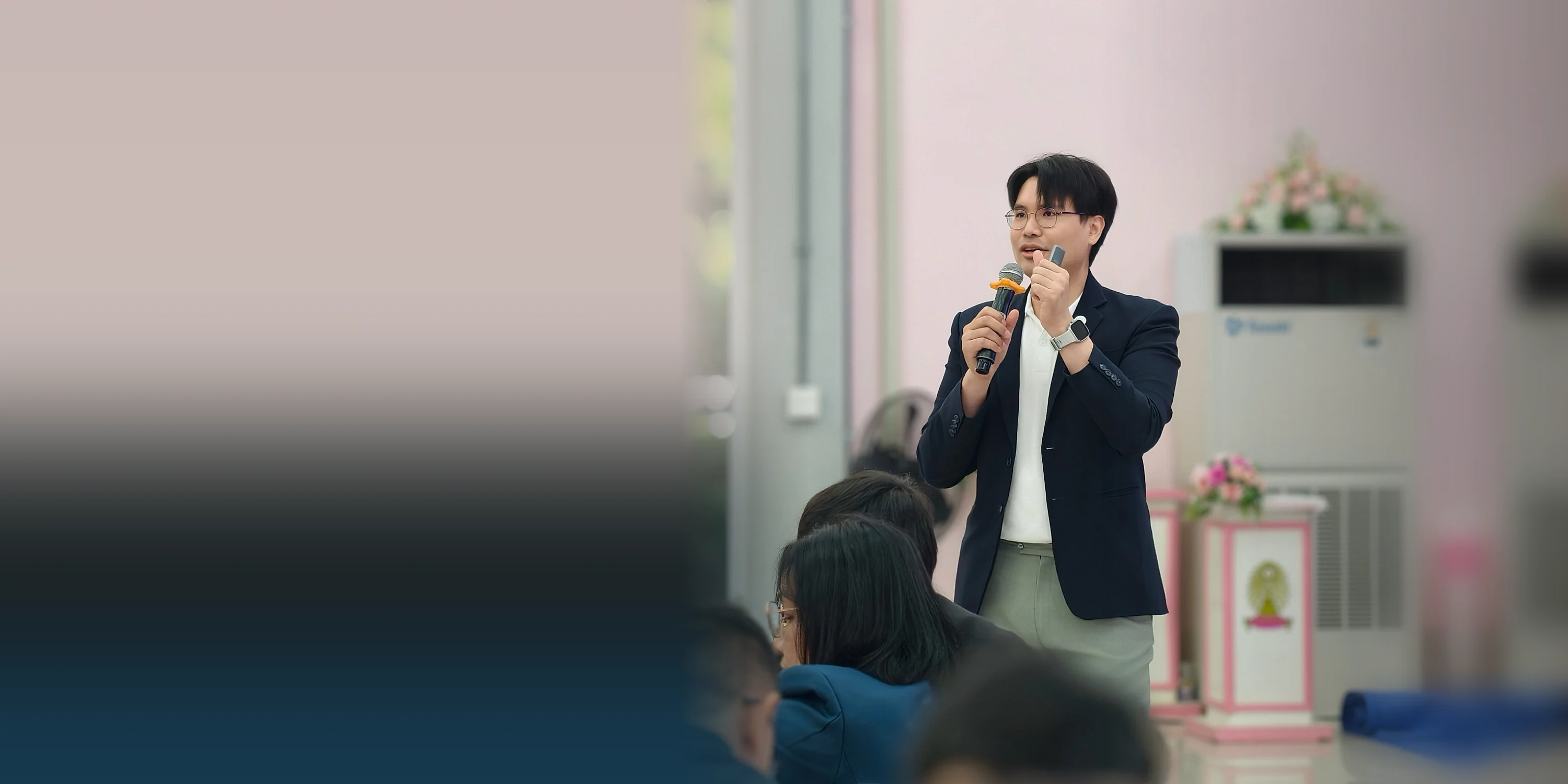 ดร.ชณทัต บุญชูวงศ์ กำลังบรรยายในเวิร์กช็อป มีผู้เข้าร่วมนั่งฟังอยู่ด้านหน้า